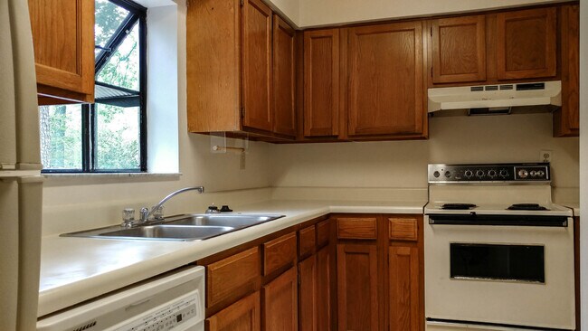 Building Photo - Charming 2BR/2.5BA End Unit Townhome with Fenced Backyard in Greenleaf – Pets Welcome!