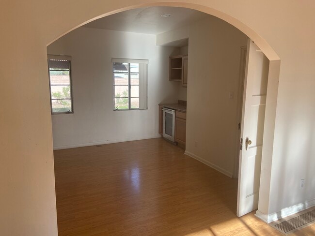 Family Room / Bar - 428 N Treat Ave
