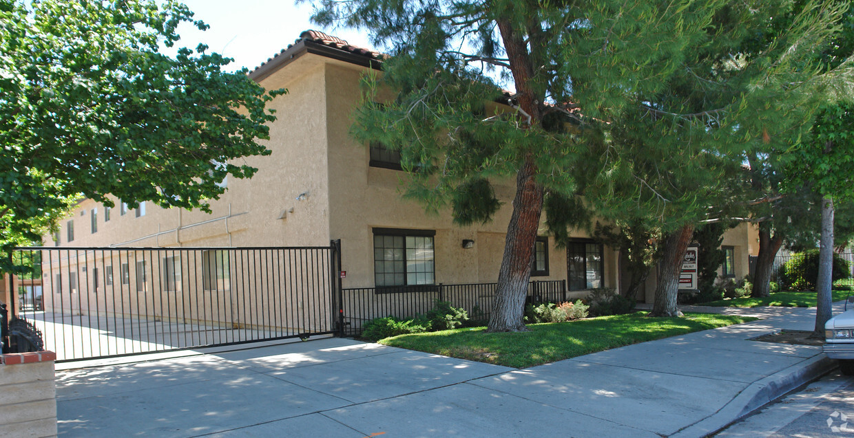 Primary Photo - 24846 Walnut St