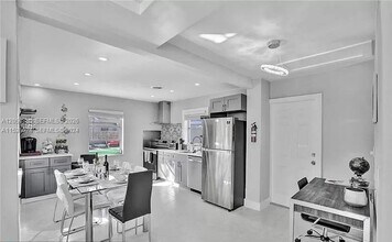 Building Photo - 608 N 24th Ave