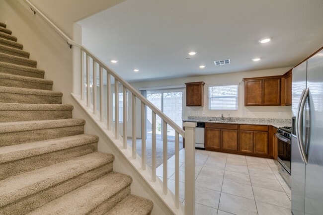 Foto del edificio - GORGEOUS TOWNHOME*UPGRADED*ALL APPLIANCES*...