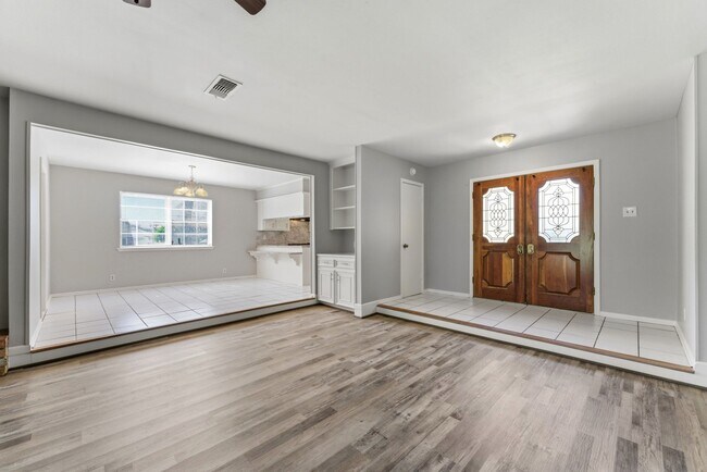 Building Photo - 18 Panorama Dr