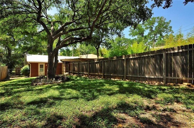 Foto del edificio - Fully updated 6 bed house!!! 1911 David!