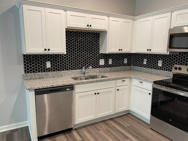 Building Photo - 2111 Gln Xing Dr