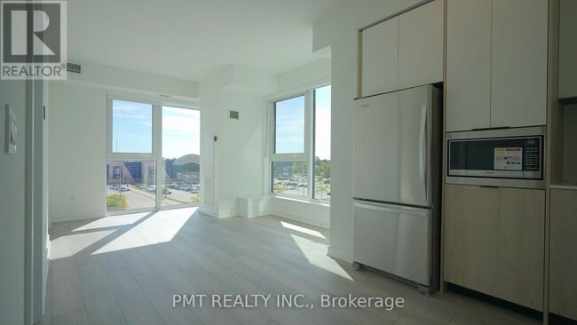 Building Photo - 1007 The Queensway