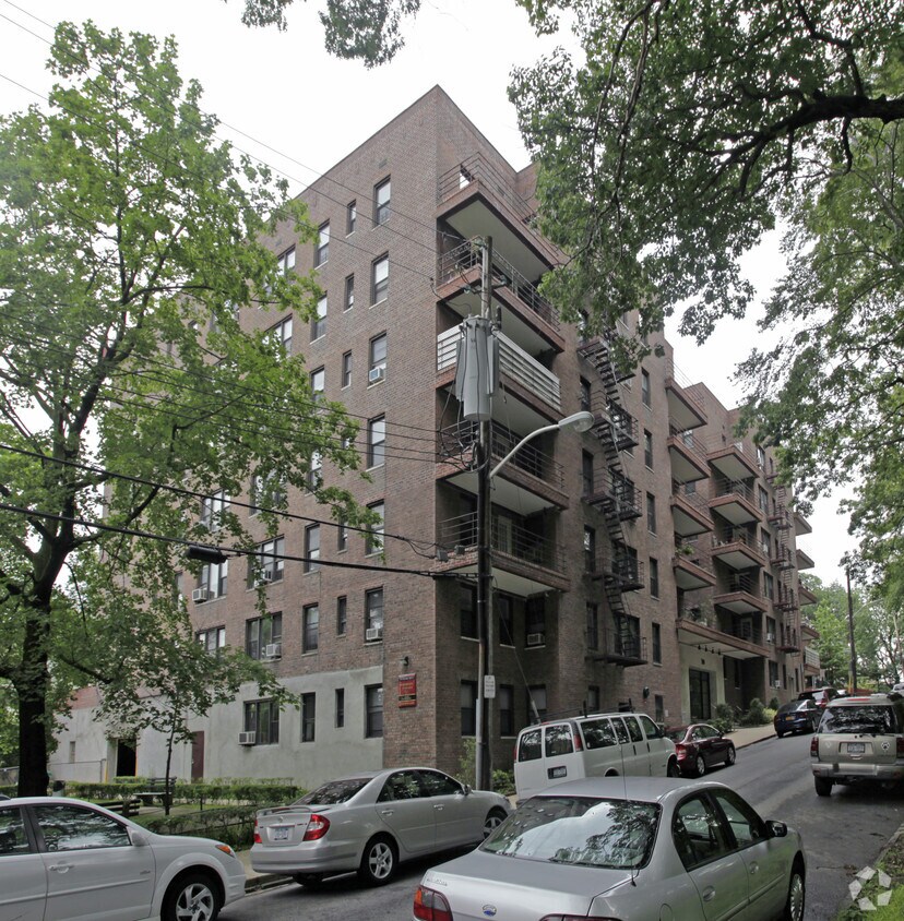 Primary Photo - 70 Parkway N