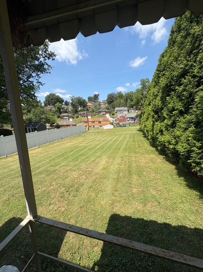 Building Photo - 1624 Sillview Dr