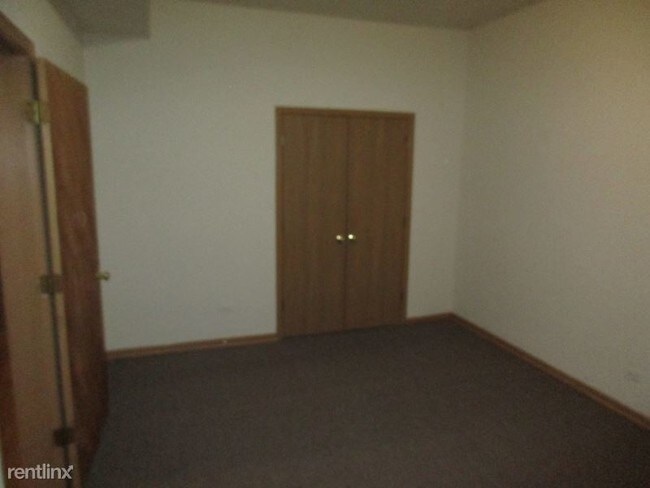 Building Photo - 4358 S Lake Park Ave