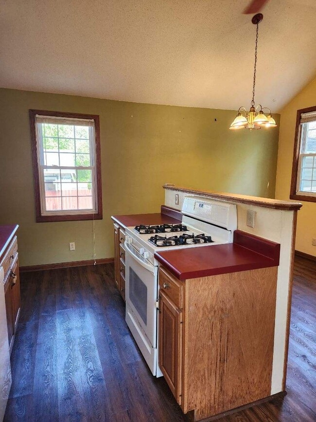 Kitchen - 811 W Peck St