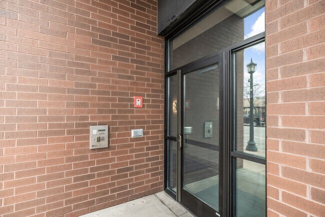 Foto del edificio - Modern 1-Bed 1.5-Bath + Den Condo in Minne...