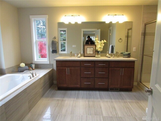 Baño principal. - 15828 25th Ave NE