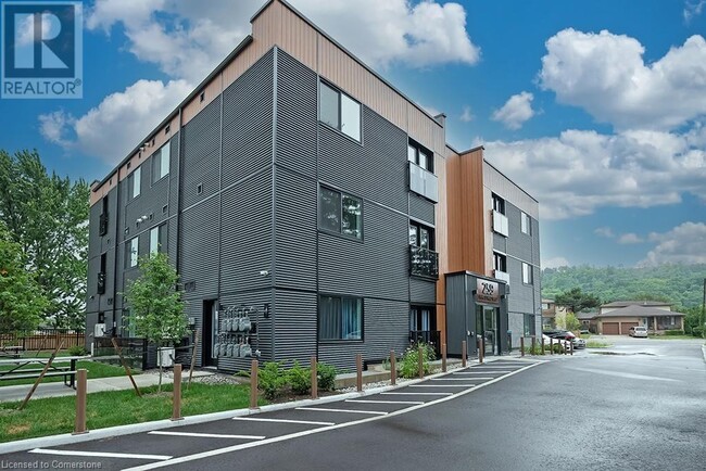 Building Photo - 261 King St E