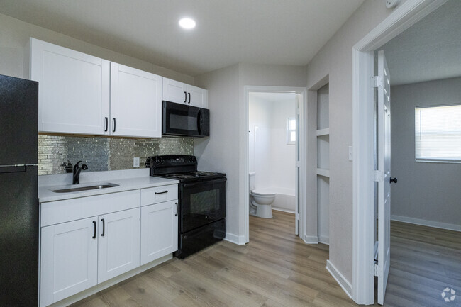 Signature 2 - Kitchen - 1BR, 1BA - 600SF - Oakwood Apartments