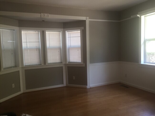 Foto del edificio - 1243 Stewart Ave