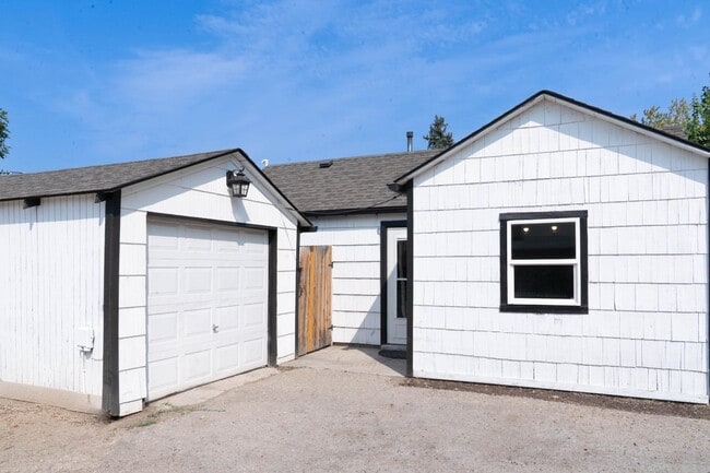Building Photo - 1117 N Midland Blvd