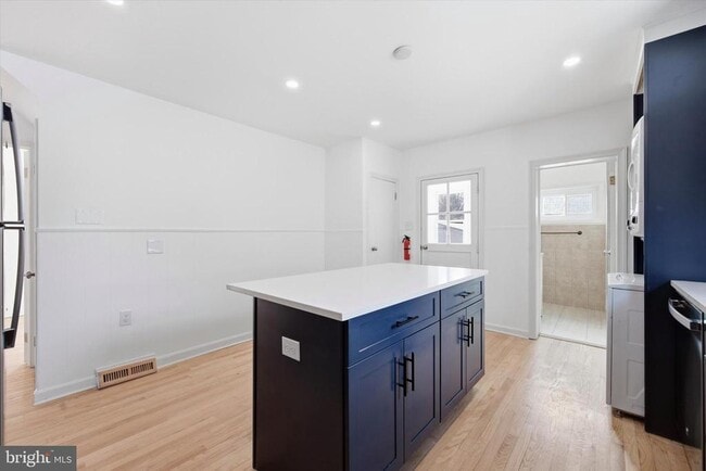 Building Photo - 734 Sunnyside Ave