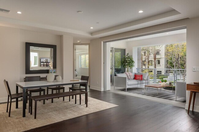 Foto del edificio - Stunning Ultra-Spacious 3 bed - 3.5 bath Condo in Fabulous Beverly Hills
