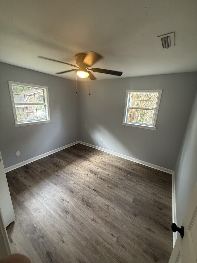 Building Photo - 221 Meadowbrook Dr