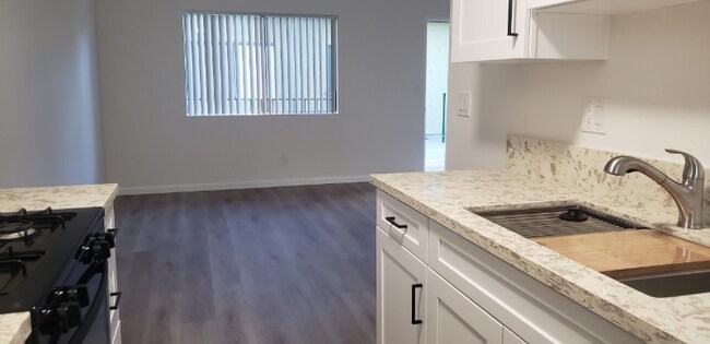 Foto del edificio - 7424 Radford Ave