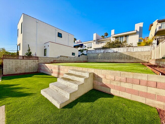 5000 sq feet Backyard - 626 N Irena Ave House