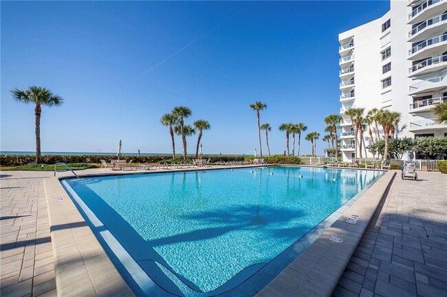 Building Photo - 1050 Longboat Club Rd