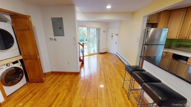 Building Photo - 67-08 Exeter Street Unit 2