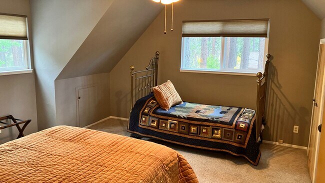 Foto del edificio - Furnished rental with large fenced back yard.