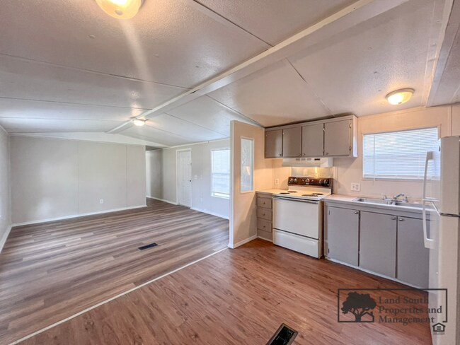 Foto del edificio - 8535 Mathews Rd