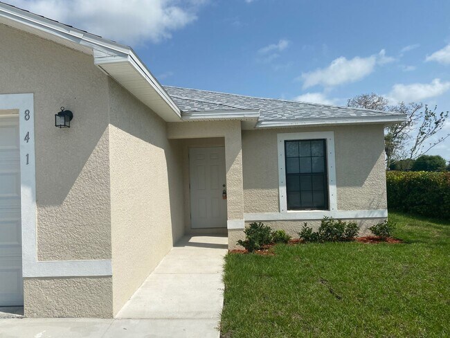 Foto del edificio - 3 bedroom, 2 bath Duplex "Both side Curren...