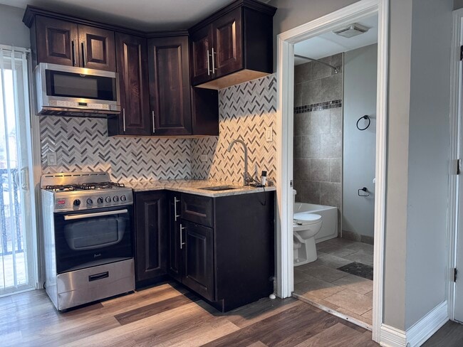 Cocina completa, estufa a gas y microondas empotrado. - 9909 S Ridgeland Ave