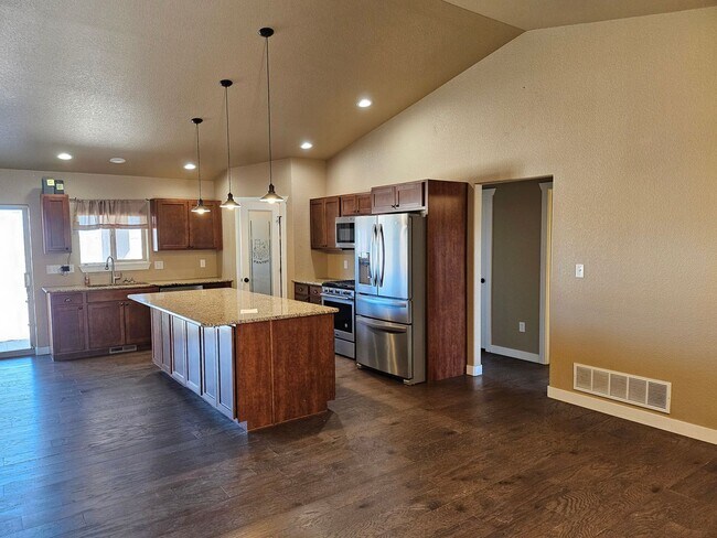 Building Photo - ALL PROSPECTIVE TENANTS MUST SUBMIT A $58 ...