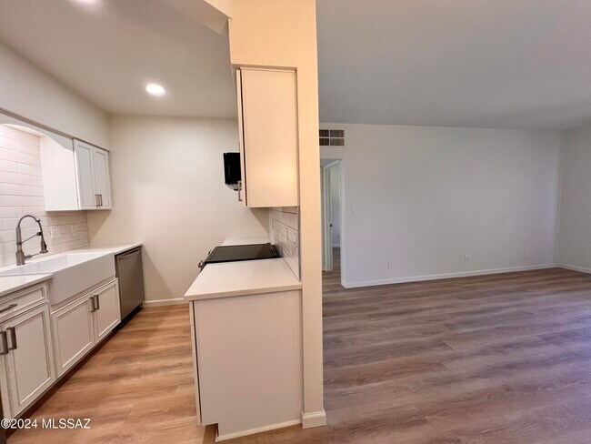 Foto del edificio - 5500 N Valley View Rd