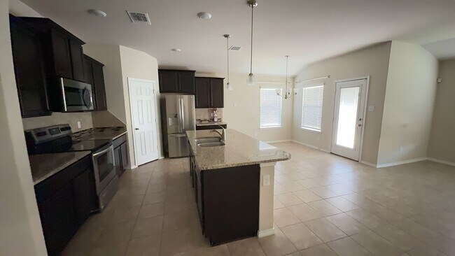 Foto del edificio - 4 bedroom 2 bathroom house! HOUSING ACCEPTED!
