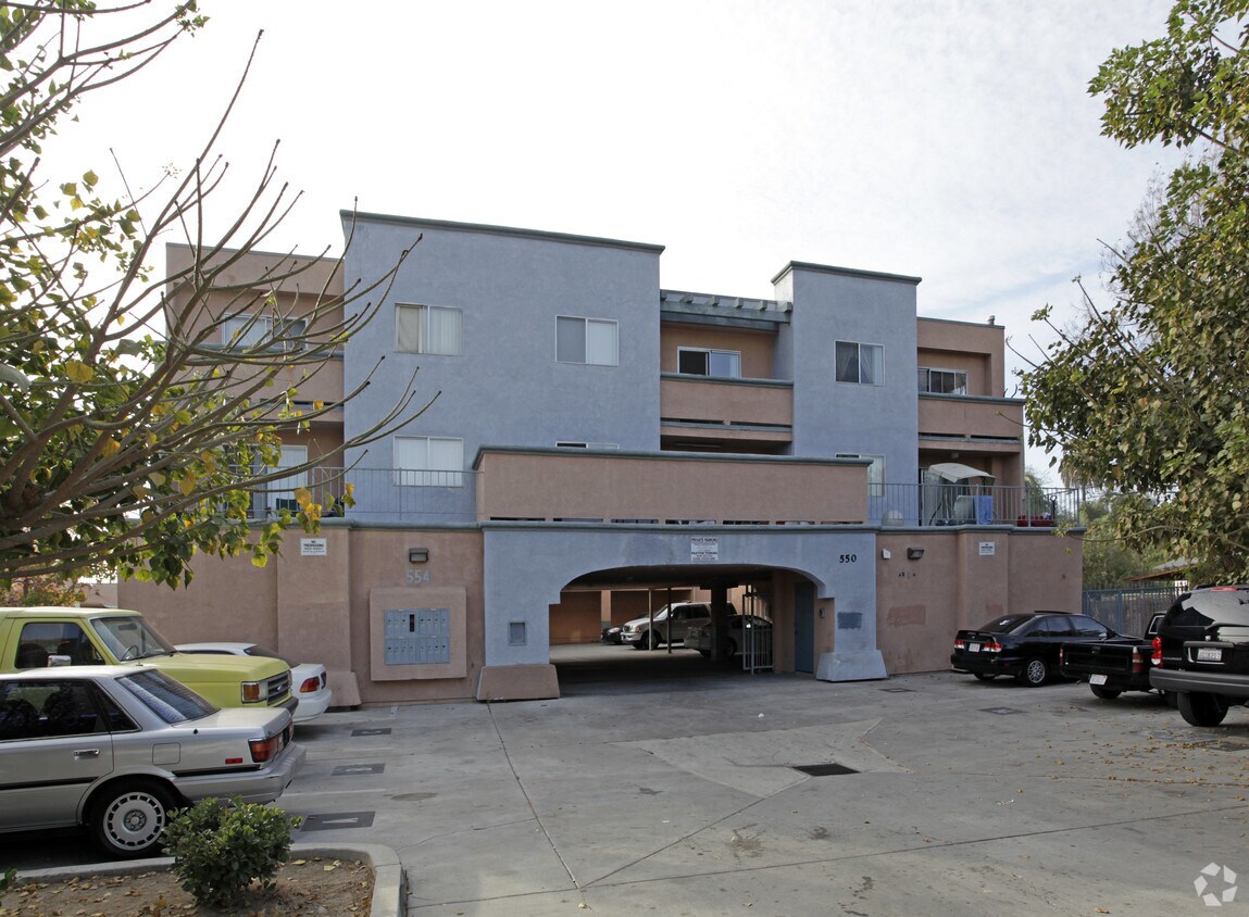 Primary Photo - 550-554 Stork St