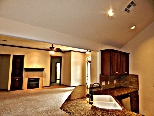 Building Photo - Delightful Home in the heart of Edmond- Pool and Club House-Close to I-35, Broadway Extension and...