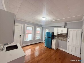 Building Photo - 276 Pequonnock St