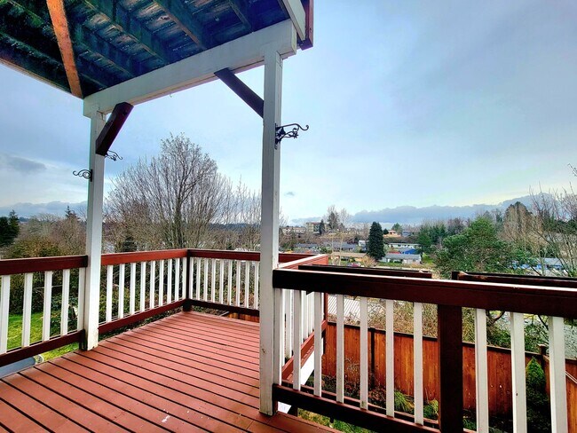 Foto del edificio - Spacious, bright, 4 bed in Bremerton