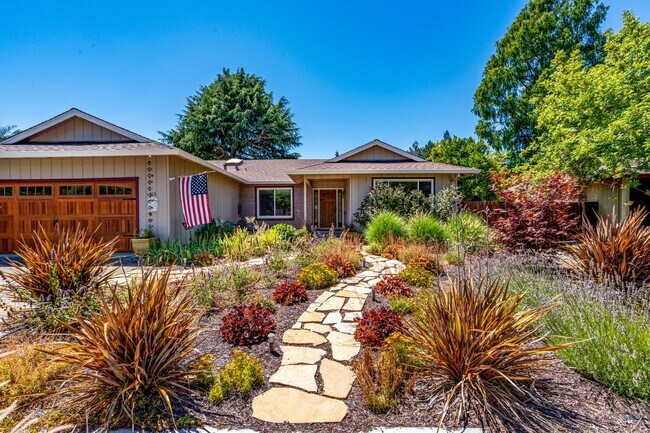 Building Photo - 113 Sherwood Dr