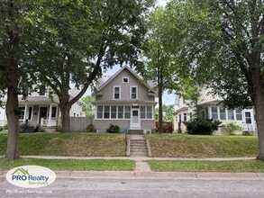 Building Photo - 826 Thomas Ave W