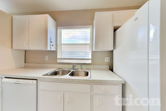 Building Photo - 7641 Manor Dr