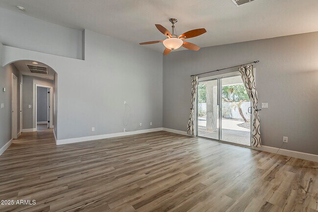 Foto del edificio - 2020 W Carter Rd