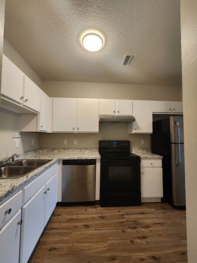 Foto del edificio - 2 Bedroom 2 Bath Remodeled Unit with a Bal...