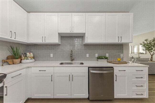 Interior Photo - Everest Largo Apartments