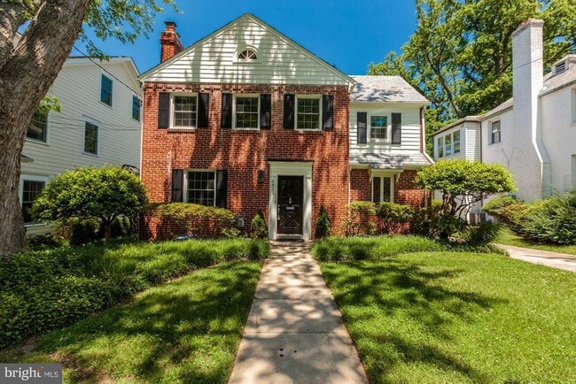 Foto del edificio - 4811 Drummond Ave