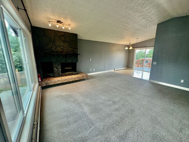 Building Photo - HUGE BACKYARD, 4 BED 2 BATH, HEATED GARAGE HOME!
