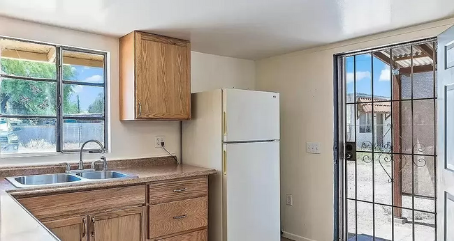 Foto del edificio - 858 E Prince Rd