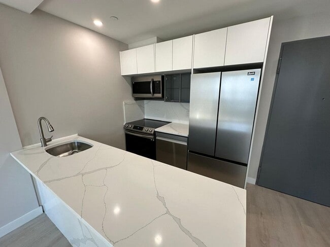 Building Photo - 13243 Metropolitan Avenue, 3E