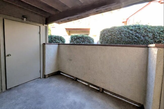 Building Photo - Bright and Charming 3 Bedroom 2 Bath Condo with Patio and A/C!