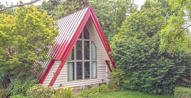 Building Photo - Charming A-Frame Home – Mintues from Wintl...