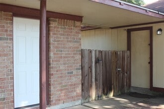 Building Photo - 1502 Sudbury Dr
